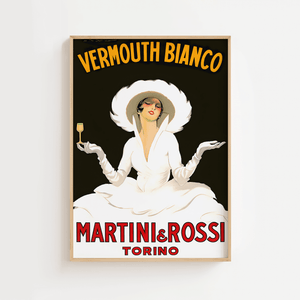 Vintage plakat med elegant kvinde i hvid kjole og hat, reklame for Vermouth Bianco fra Martini & Rossi, sort baggrund og rød tekst.