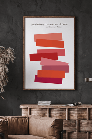Josef Albers plakat med Interaction of Color motiv i røde og pink nuancer.

