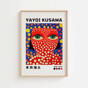 Dotted Face – Yayoi Kusama plakat med farverigt portræt og grønne øjne dækket af ikoniske prikker – moderne kunstplakat.
