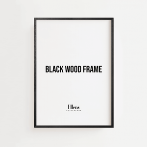 Sort træramme med mat finish og plexiglas – elegant billedramme til plakater, billeder og fotos, perfekt til både farverige og minimalistiske motiver.