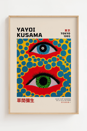 Tokyo Eyes – Yayoi Kusama plakat med farverige øjne og blå prikker på rød baggrund – moderne kunstplakat i grafisk stil.