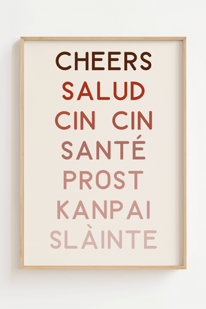 Typografisk plakat med ordet “skål” på otte sprog i rød og rosa farveskala

