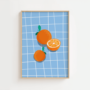 Oranges on Blue plakat med appelsiner på blå ternet baggrund – moderne frugt- og køkken plakat.