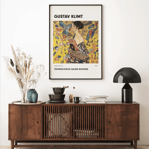 Kunstplakat af Gustav Klimts Lady with Fan. Et farverigt og elegant motiv til hjemmets vægge. Køb den hos Ellensshop.dk i dag.