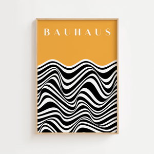 Yellow Waves – Bauhaus Plakat med sort-hvide bølger og gul baggrund.