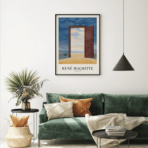 René Magritte plakat med åben dør til havudsigt – surrealistisk kunsttryk i blå og sandfarver
