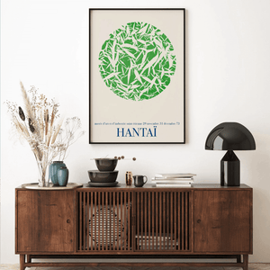 Abstrakt Hantaï plakat med grøn cirkel og tekst, indrammet og placeret i moderne, lys stueindretning