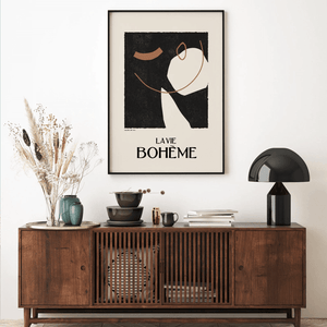 La Vie Bohème plakat med sort baggrund og abstrakt linjetegning inspireret af Galerie Maeght, hængende i moderne stu