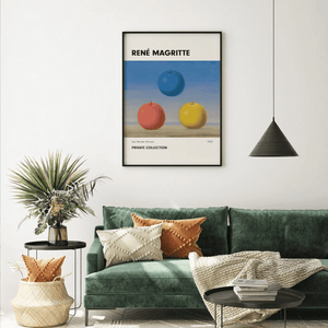 René Magritte plakat med tre æbler i blå, rød og gul i surrealistisk stil på lys baggrund.

