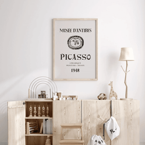 Sort hvid Picasso plakat med grafisk motiv fra Musée d’Antibes 1948 og kunstnerisk typografi.