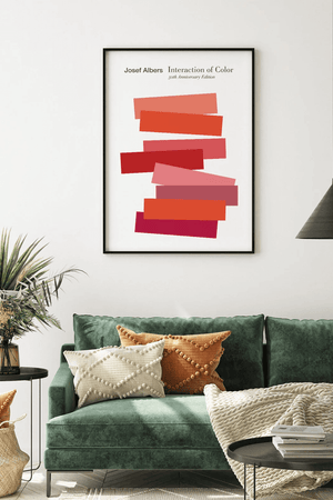 Josef Albers plakat med Interaction of Color motiv i røde og pink nuancer.
