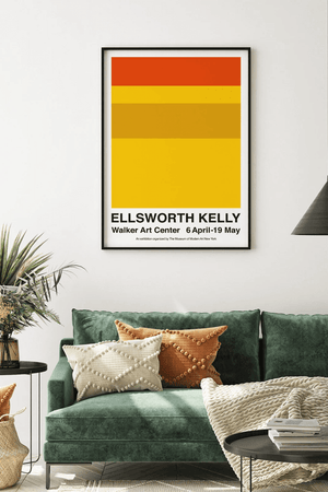 Walker Art Center plakat af Ellsworth Kelly med gule og orange farver i minimalistisk design, hængende over sofa i moderne hjem.