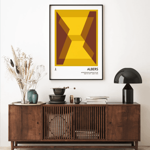 Josef Albers plakat med geometrisk mønster i gule og brune farver – moderne grafisk kunstværk.

