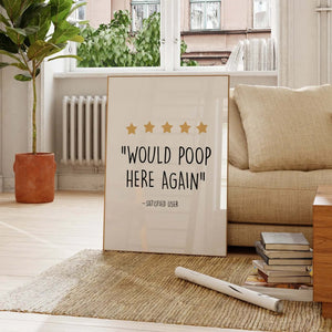 Humor plakat til badeværelset med teksten “Would Poop Here Again” og fem stjerner i et minimalistisk design.