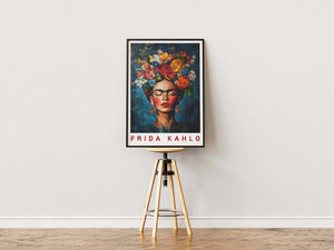 Frida Kahlo plakat med lukkede øjne og farverig blomsterkrone

