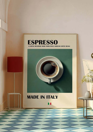 Stilren espresso plakat med kaffekop set ovenfra, grøn baggrund og teksten ‘Made in Italy’.