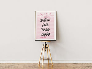 Tilføj humor til din indretning med Better Late Than Ugly Plakat. Perfekt citat plakat til badeværelse, soveværelse eller som sjov gaveidé.