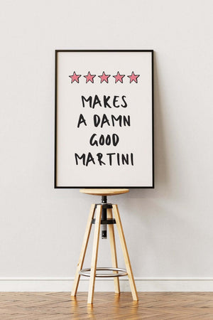 Plakat med teksten "Makes a Damn Good Martini" og fem lyserøde stjerner i hånden tegnet stil.

