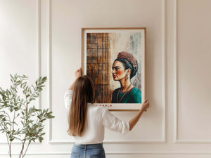 Frida Kahlo plakat med profil foran rustik trævæg