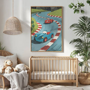 Racerbil børneplakat med farverigt design og et spændende racerløb, ideel til væggen i børneværelset. Perfekt for børn, der elsker biler og fart.