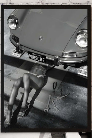 Porsche Noir – Fashion Plakat med sort/hvid Porsche og fashionmotiv. Eksklusiv sort/hvid modeplakat til moderne hjem