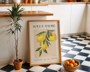 Plakat med citroner og teksten “Sole e Amore” i italiensk vintage-stil – inspireret af Amalfi og Estate Italiana.