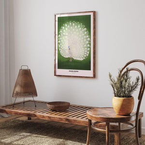 Plakat med hvid påfugl af Ohara Koson på grøn baggrund – japansk vintagekunst i elegant stil.

