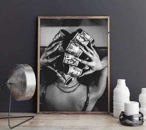 Luxury Money Girl fashion plakat i sort/hvid med kvinde og dollarsedler som curlers – moderne kunst til hjemmet