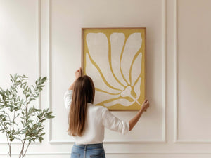 Sol Blomst Plakat med varme nuancer og solinspireret blomstermotiv. Perfekt til moderne boligindretning og billedvægge med personlighed.