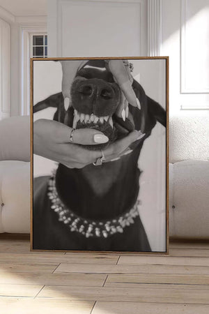 Diamond Bite – Fashion plakat med doberman, smykker og rå attitude i sort/hvid