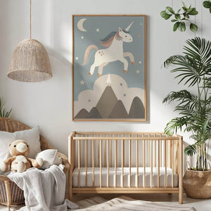 Enhjørning børneplakat med en farverig og magisk enhjørning i et eventyrligt landskab. Perfekt til at skabe en drømmende stemning i børneværelset.