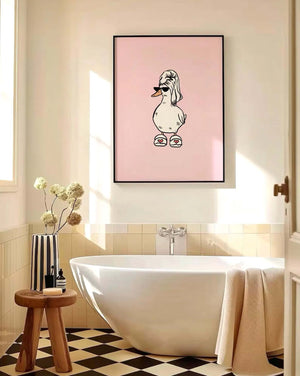 Sød humor plakat med and i håndklæde og solbriller på lyserød baggrund, iført hjemmesko med hjerter.