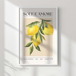 Plakat med citroner og teksten “Sole e Amore” i italiensk vintage-stil – inspireret af Amalfi og Estate Italiana.