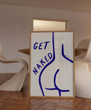 Feministisk plakat med blå line art af kvindekrop og teksten “Get Naked” i minimalistisk og moderne kunststil