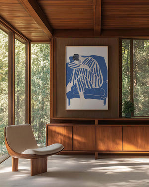 Kunstnerisk plakat med siddende figur i blå striber og bløde former på lys baggrund