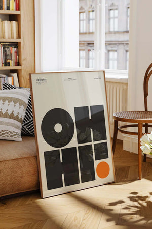 Grafisk typografi plakat med geometriske former i sort og creme med orange detalje