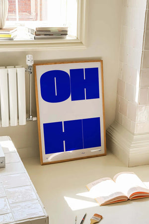 Grafisk typografi plakat i blå nuancer med geometriske bogstavformer på lys baggrund