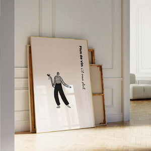 Minimalistisk vinplakat med fransk tekst “Plus de vin s’il vous plaît” og humoristisk illustration af person med vinglas.