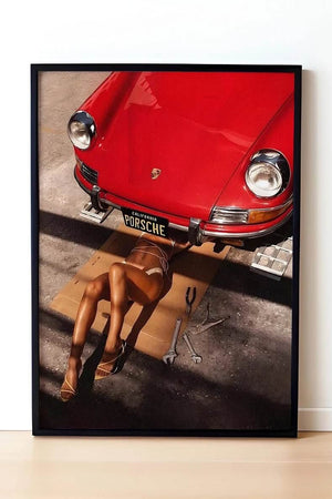 Porsche Passion – Fashion Plakat med rød Porsche og sensuelt fashionmotiv. Eksklusiv modeplakat til moderne hjem