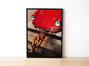 Porsche Passion – Fashion Plakat med rød Porsche og sensuelt fashionmotiv. Eksklusiv modeplakat til moderne hjem