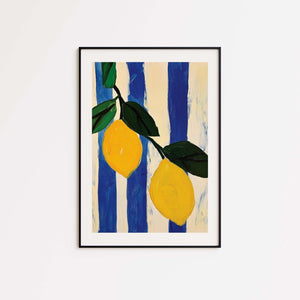 Plakat med abstrakte citroner og blå-hvide striber – moderne kunstplakat med italiensk sommerstemning.
