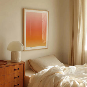 Minimalistisk plakat med orange farveovergange inspireret af solnedgang i moderne indretning