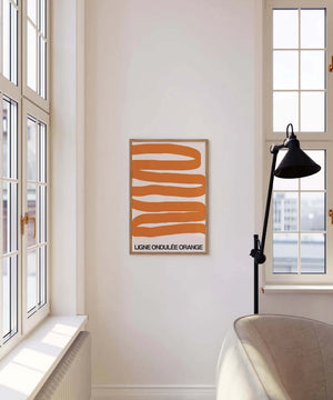 Grafisk plakat med bølgende orange former på lys baggrund i moderne indretning