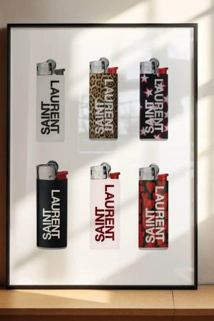 Luxury Flames – Fashion Plakat med kunstneriske Saint Laurent-inspirerede lightere. Moderne modeplakat til stuen eller soveværelset