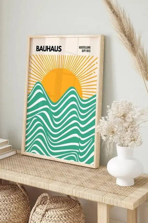  Oplev den ikoniske Bauhaus-stil med vores "Yellow Bauhaus Sunset" plakat. Inspireret af bevægelsens geometriske former og levende farver, tilføjer denne unikke gule plakat en moderne og kunstnerisk touch til dit hjem. Den gule solnedgangsfarve skaber en varm og indbydende atmosfære, der vil få ethvert rum til at stråle. Udforsk den tidløse skønhed af Bauhaus-stilen i dit hjem med vores "Yellow Bauhaus Sunset" plakat. Bestil nu og få en solrig kunstoplevelse i dit hjem!