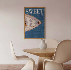 Sweet Italy – Yacht Plakat med udsigt over luksusyacht og Middelhavet. Sommerlig og elegant plakat til boligindretning