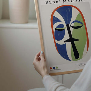 Plakat med farverigt stiliseret ansigt inspireret af Henri Matisse i blå og grønne former