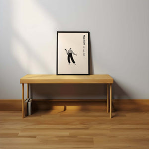 Minimalistisk vinplakat med fransk tekst “Plus de vin s’il vous plaît” og humoristisk illustration af person med vinglas.