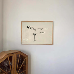 Minimalistisk vinplakat med stregtegning af vinflaske og glas samt teksten “Tell Me When”.