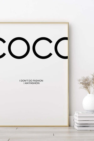  Coco Chanel plakat med citatet "I don’t do fashion, I am fashion" – sort/hvid modeplakat til stilfuld indretning.